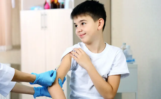Szczepionka przeciw SARS-CoV-2 dla dzieci? W badaniach Pfizera brali udział 12-latkowie