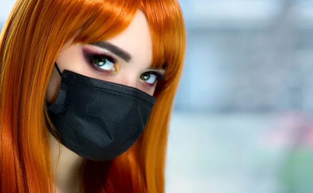 Przez maseczki powieki stały się "wizytówką". Popularne operacje plastyczne