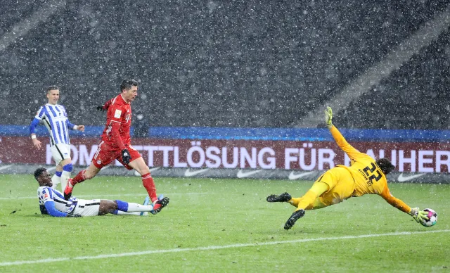 Robert Lewandowski spędził noc na lotnisku w Berlinie