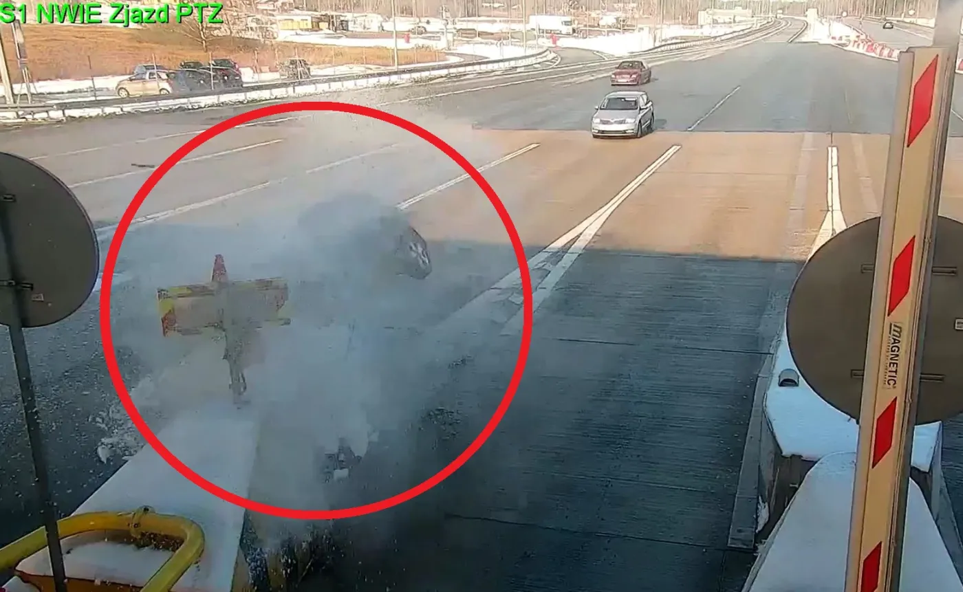 Wyprzedzał przed bramkami na A1 i wbił się bariery. Wideo szokuje