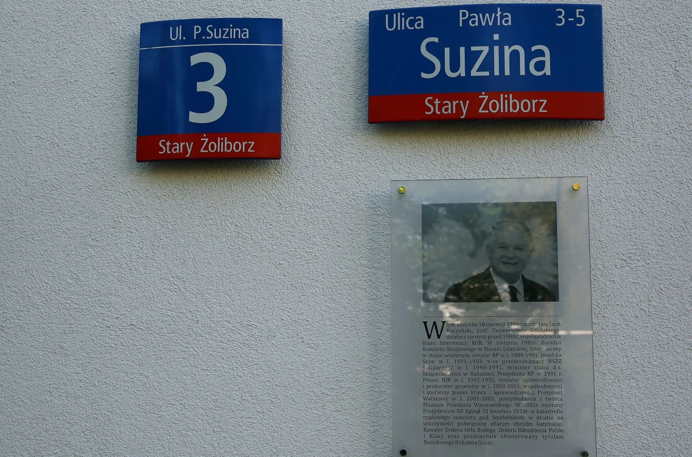 Policja szuka złodzieja tablicy upamiętniającej prezydenta Lecha Kaczyńskiego