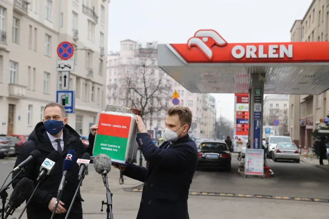Posłowie KO pokazali kanister, jak kiedyś Kaczyński. I wytykają drogie ceny paliw