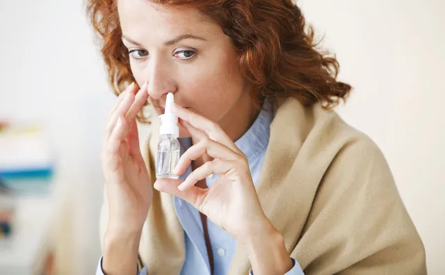 Czy używanie kropli do nosa może wpłynąć na wynik testu na COVID-19?