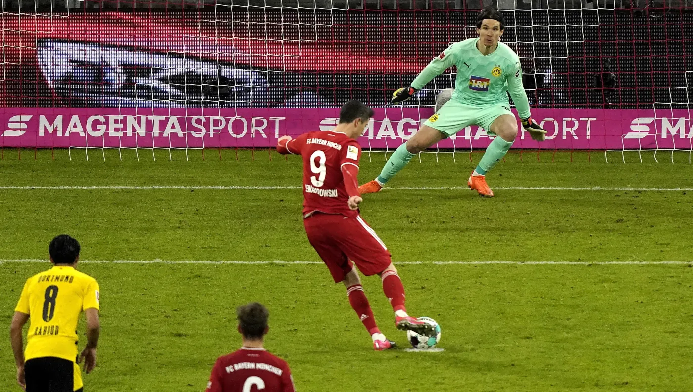 Der Klassiker dla Bayernu. Lewandowski - Haaland 3:2. Zobacz hattrick Polaka