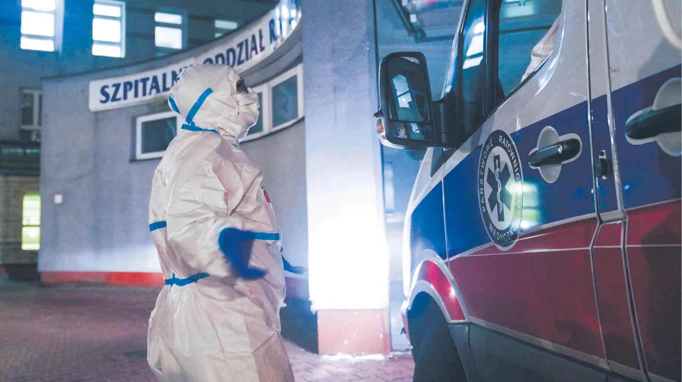 Kobieta czekała przed szpitalem na badanie na koronawirusa. Nie dożyła