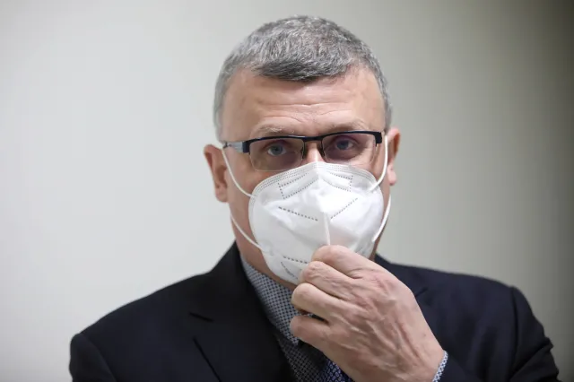 Dr Grzesiowski z zakazem wykonywania zawodu? Politycy bronią lekarza