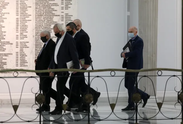 Wzrost poparcia dla PiS, spadek dla Koalicji Obywatelskiej. SONDAŻ