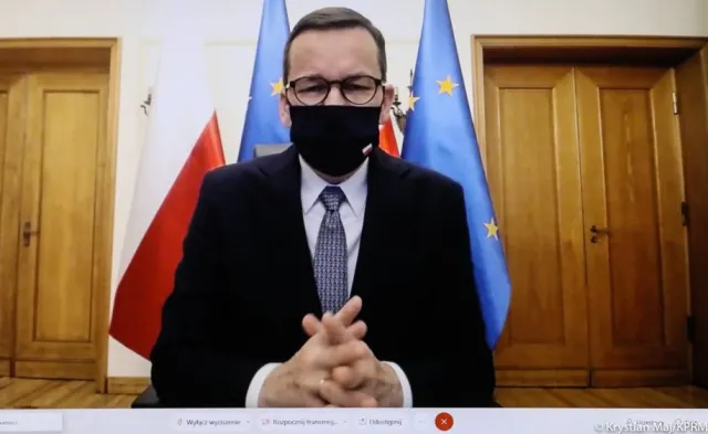 Morawiecki zirytowany: Celebryci próbują uciec od odpowiedzialności