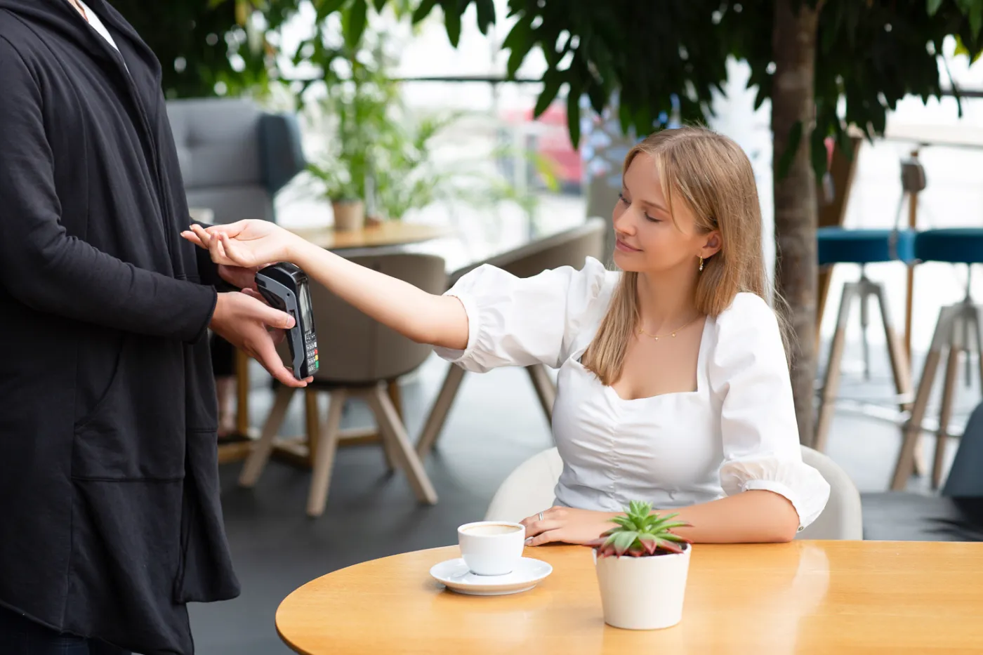 Rewolucja w płatnościach rodem z sci-fi: Podskórny implant od polskiego startupu [WYWIAD]