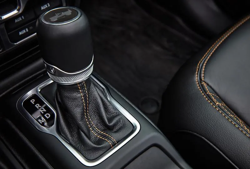 Nowy Jeep Wrangler 4xe znika w ciemno. Polacy kupują auta, których jeszcze nie ma