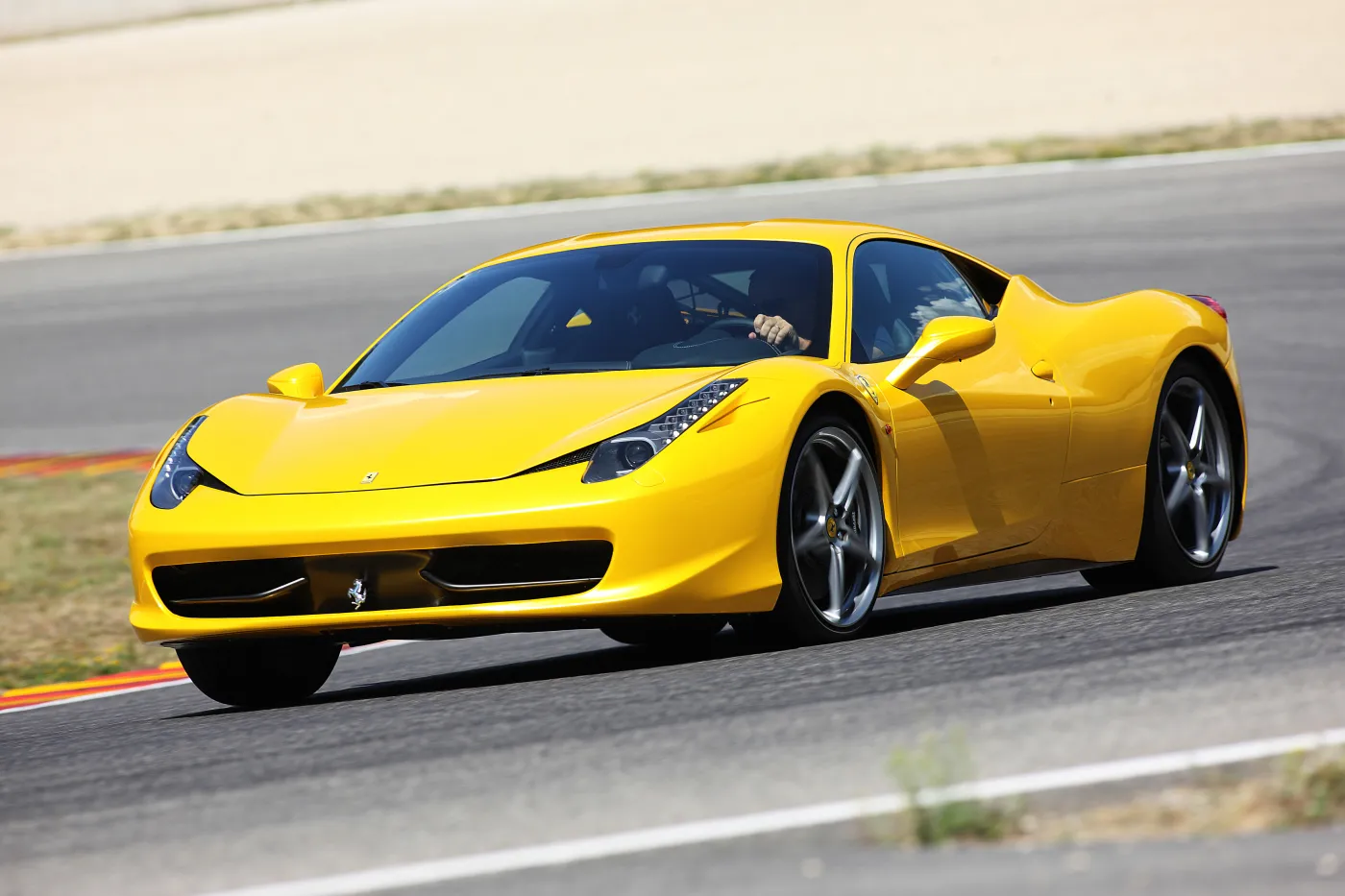 ferrari-458-italia-37134009.jpg