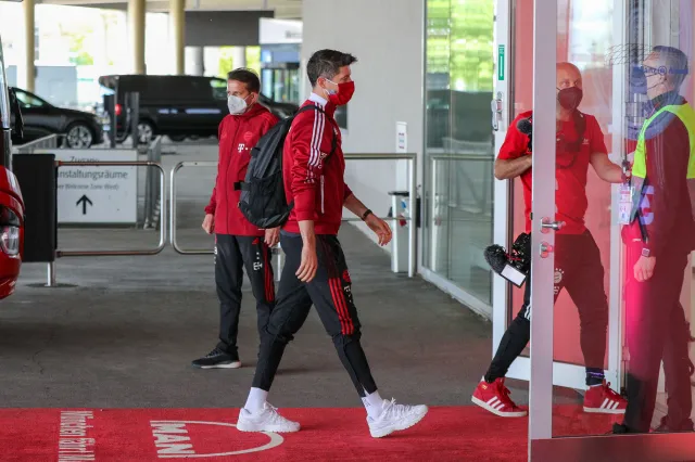 Lewandowski po meczu spotkał się z żoną Muellera. Zobacz, co jej dał