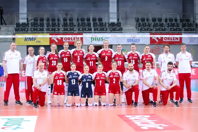 Polskie siatkarki rozgrzewały się na... hotelowym korytarzu