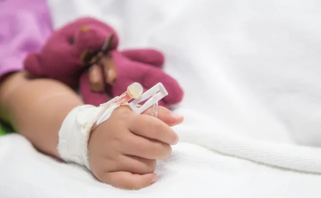 Rodzice 3-latki usłyszeli zarzuty usiłowania zabójstwa. Dziecko jest w ciężkim stanie