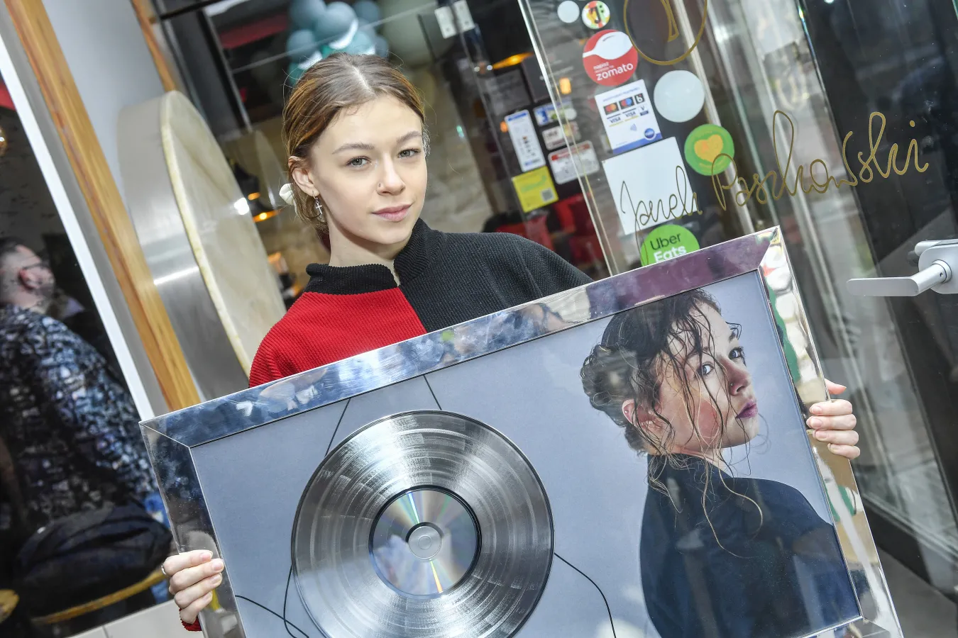 Zuza Jabłońska jako psychodeliczna Alicja w Krainie Czarów