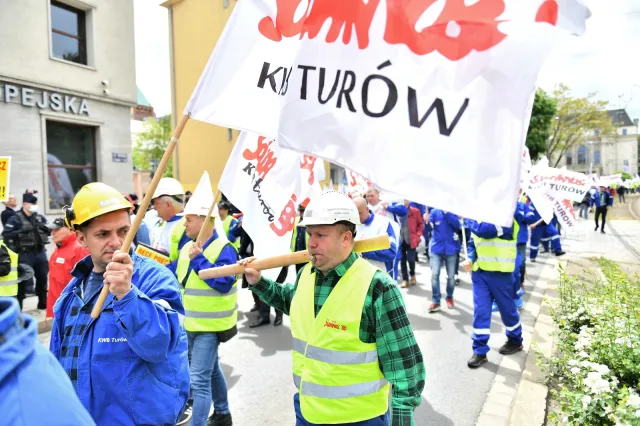 Protest pracowników kopalni Turów przed siedzibą przedstawicielstwa KE