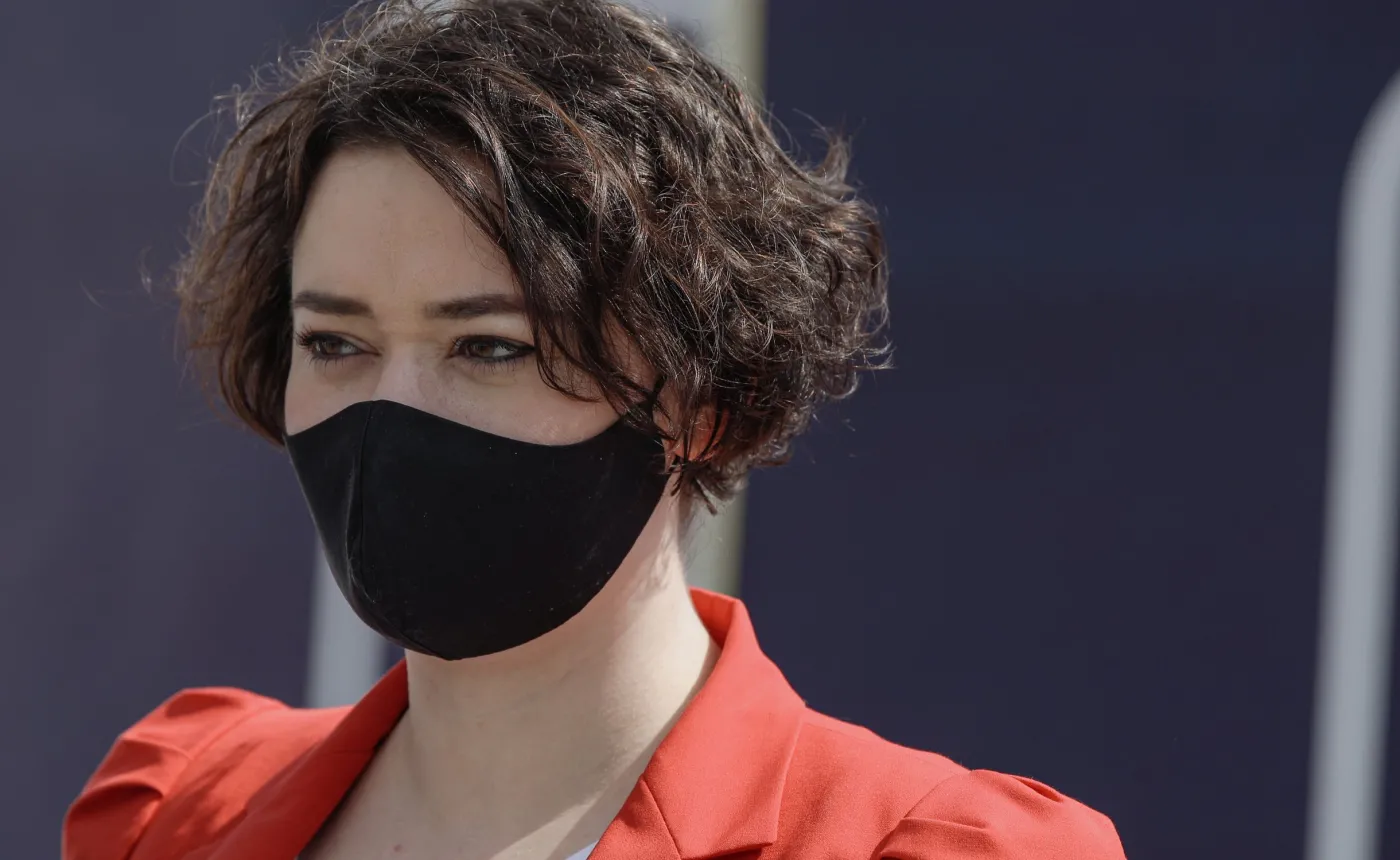 Żukowska przekazuje Czarnkowi książki o LGBT. "Haniebne słowa"