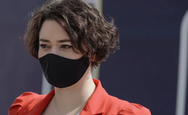 Żukowska przekazuje Czarnkowi książki o LGBT. "Haniebne słowa"