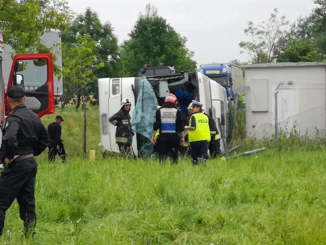 Wypadek pod Opolem. Autokar z dziećmi wypadł z drogi