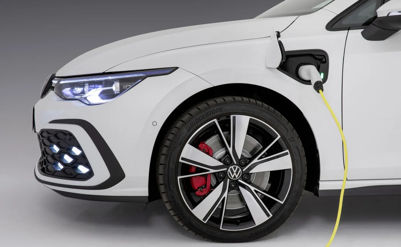 Samochód elektryczny kontra hybryda. Różnice ogromne, a Polacy w błędzie