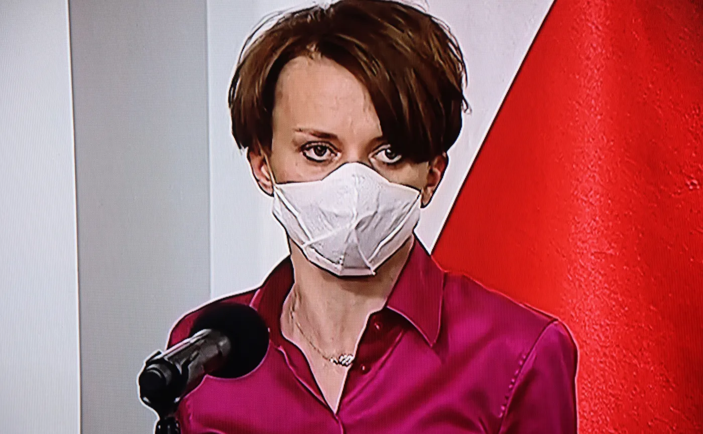 Polskie Szwalnie porażką PiS? "Jedyny rząd na świecie, który chce zarabiać na pandemii"