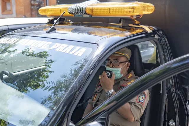 Przebrał się za żonę i wylegitymował jej dokumentami. Chciał uniknąć kwarantanny