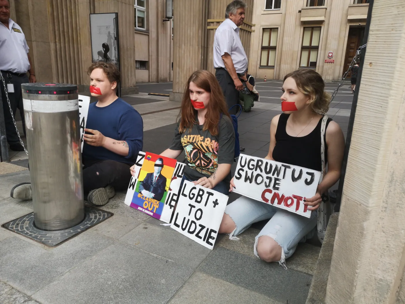 Aktywści LGBT+ przykuli się do bramy MEiN. Wyszedł do nich wiceminister