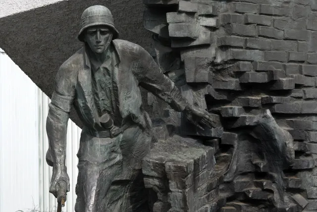 Piotr Zychowicz: Powstanie Warszawskie było spektakularnym, masowym harakiri