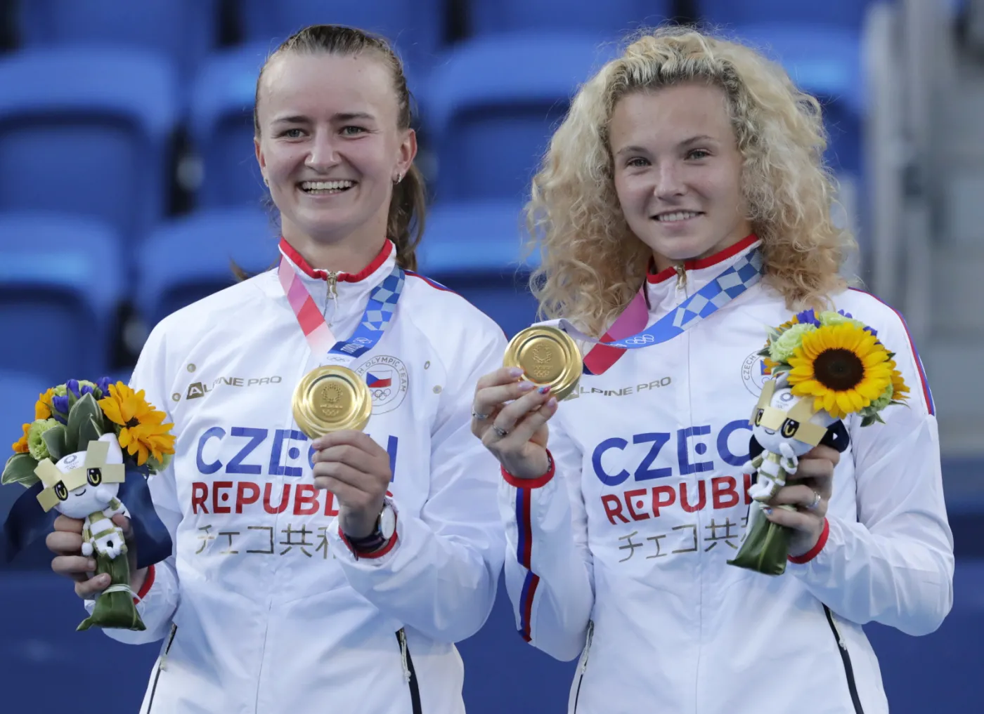 Tenisistki Barbora Krejcikova (L) i Katerina Siniakova (P) celebrujące zdobycie złotego medalu w grze podwójnej kobiet
