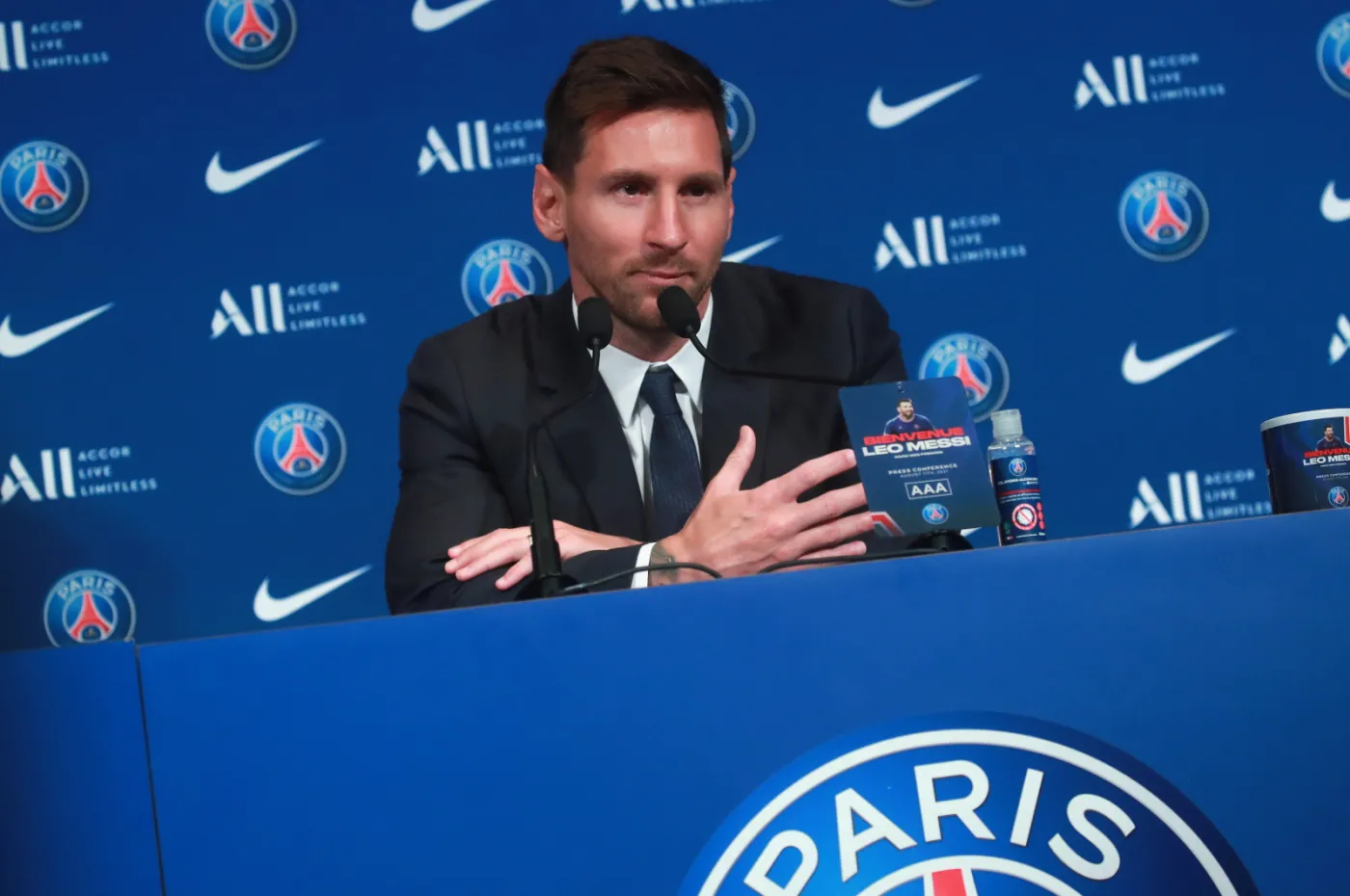 Messi powitany w PSG. Jaka przyszłość Mbappe?