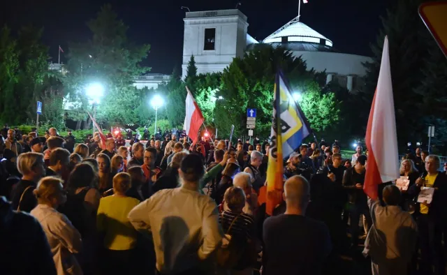 Kilkaset osób protestowało przed Sejmem przeciwko "lex TVN"
