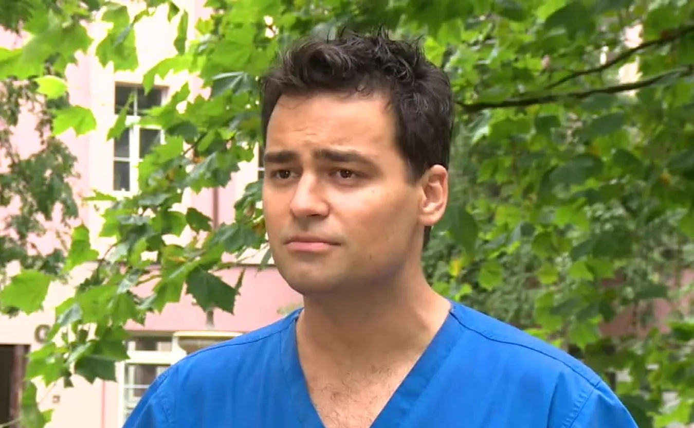 Grożą śmiercią jemu i jego rodzinie, bo promuje szczepienia. Dr Karauda dostał policyjną ochronę