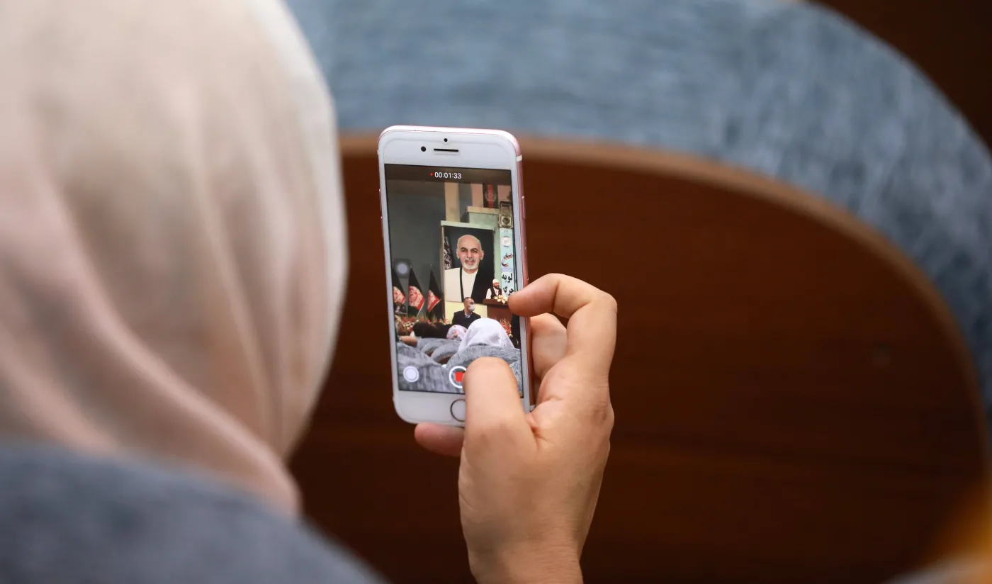 W latach 90. talibowie zakazali internetu. Teraz poznali jego moc