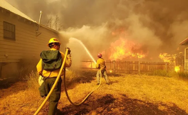 Pożar doszczętnie zniszczył miasteczko w Kalifornii. Cztery osoby zaginione [WIDEO]