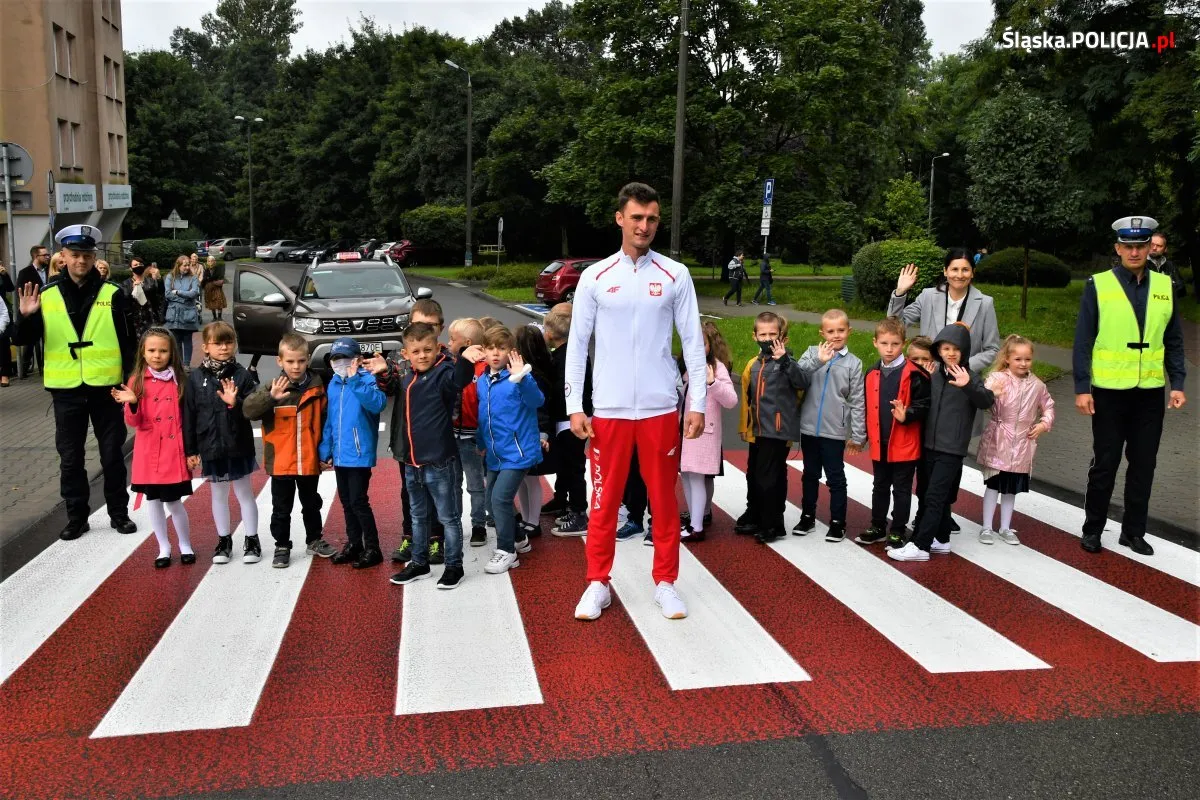 Mistrz olimpijski Dawid Tomala pokazał pierwszakom, jak przechodzić przez ulicę
