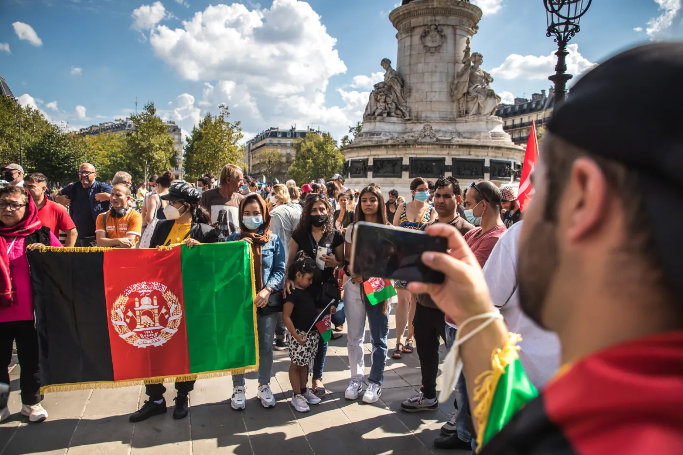 Francuskie feministki oraz obrończynie praw człowieka demonstrują w Paryżu wsparcie dla kobiet w Afganistanie