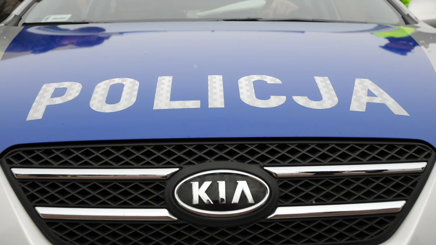 Skandal w Płońsku. Pijani policjanci skończyli jazdę w ogrodzeniu