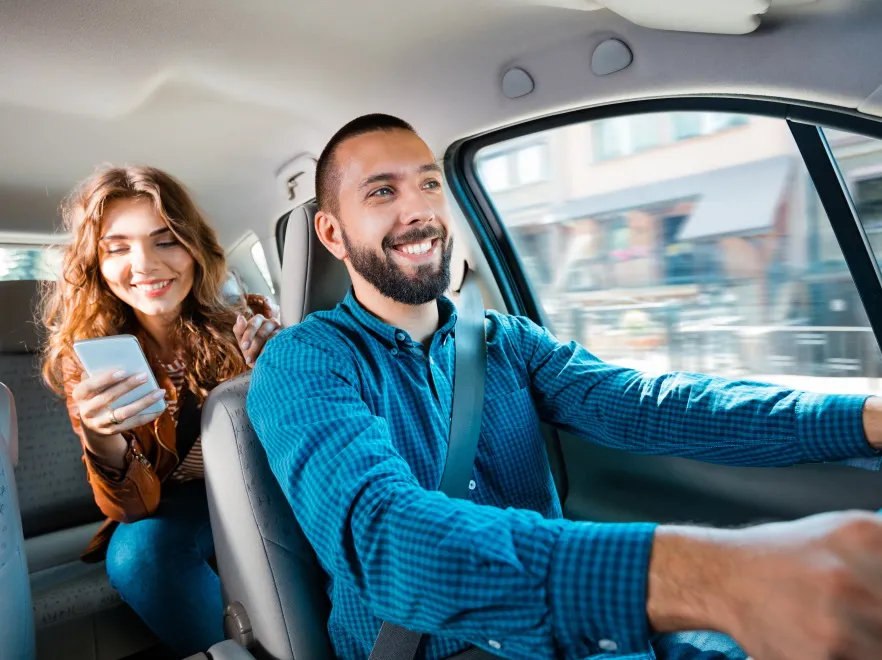 Kierowca nie gorszy niż barman? Zbadano, o czym Polacy rozmawiają z nieznajomymi w taksówce