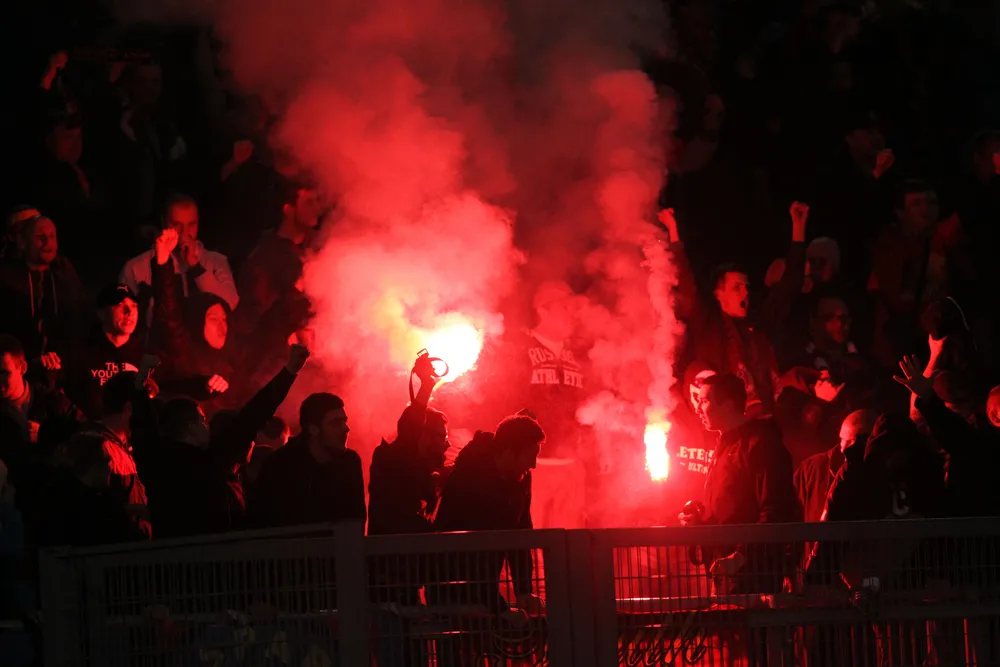 Surowsze kary dla kibiców za odpalanie pirotechniki na obiektach sportowych
