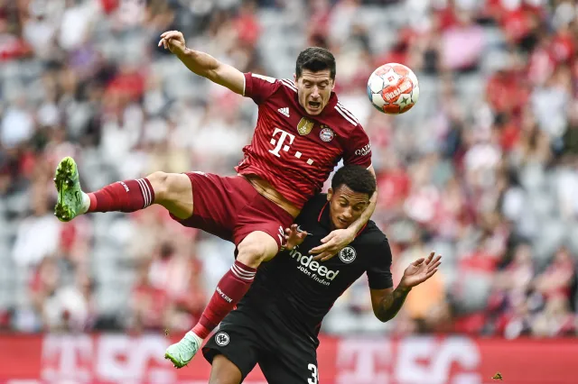 Lewandowski drugi mecz z rzędu bez gola. Pierwsza porażka Bayernu [WIDEO]