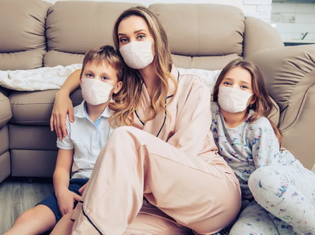 Czwarta fala koronawirusa depcze nam po piętach. Co z obostrzeniami?