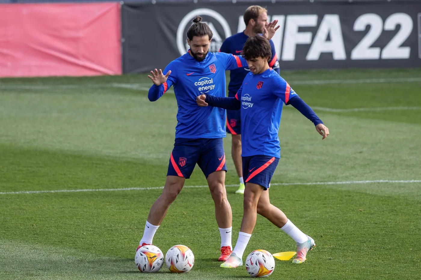 Barcelona gra z Atletico. Tylko zwycięstwo uratuje Koemana