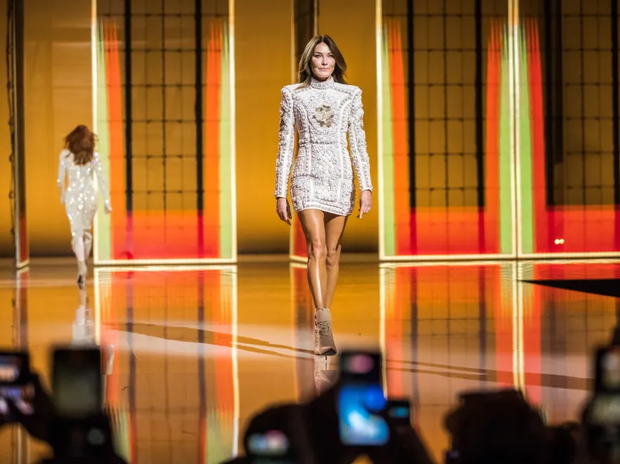 54-letnia Carla Bruni znowu na wybiegu - dała radę? FOTO