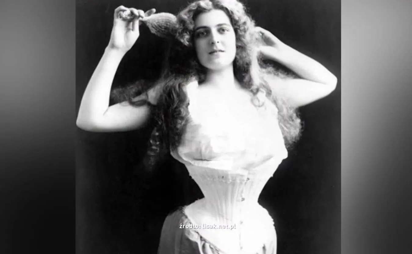 Bielizna dla kobiet w XIX wieku. Jak wyglądała?