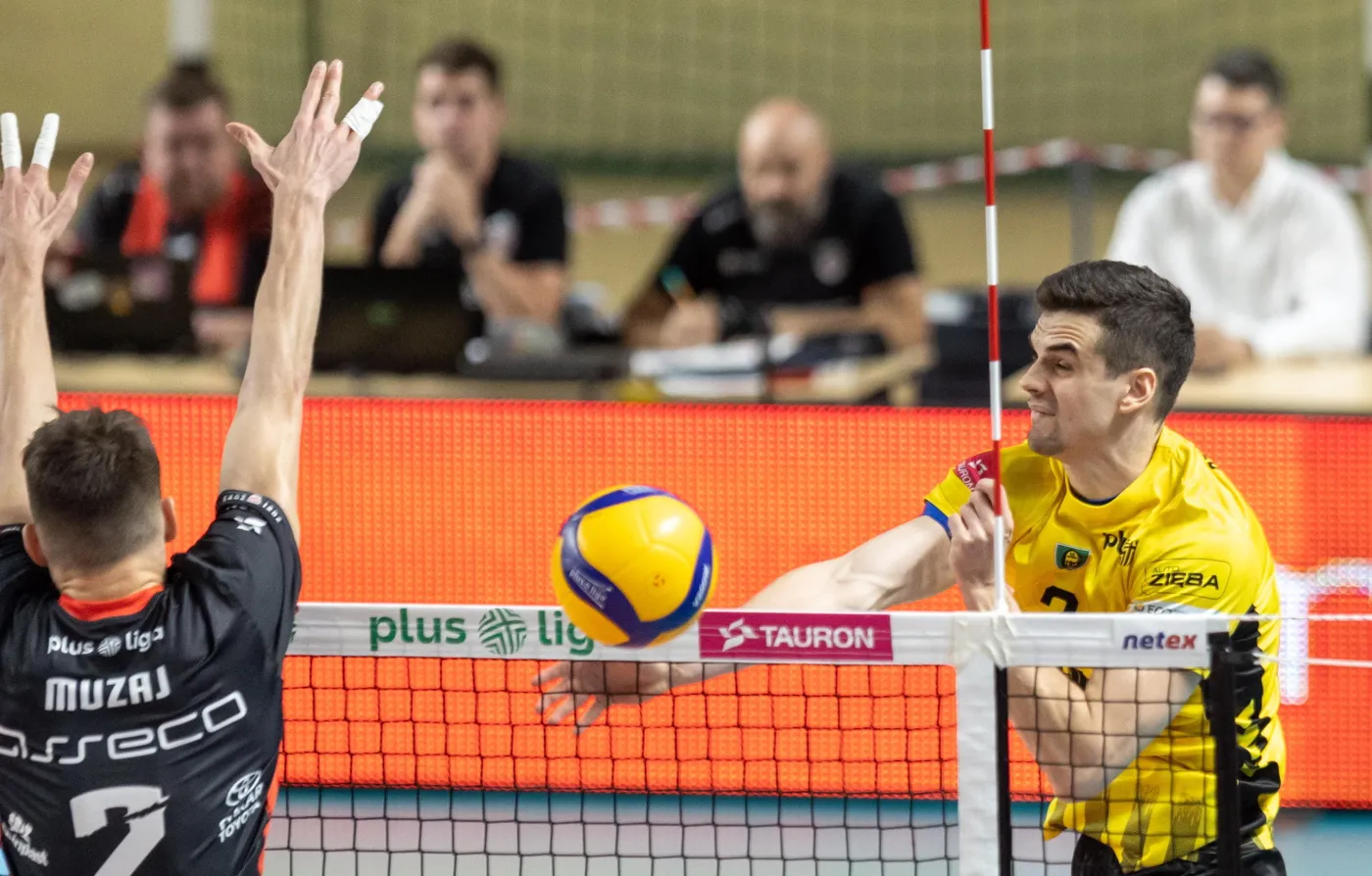 Zawodnik GKS Katowice Jakub Szymański (P) podczas meczu 2. kolejki Ekstraklasy siatkarzy z Asseco Resovią Rzeszów