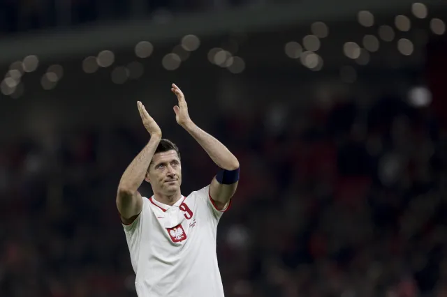 Robert Lewandowski: Leciały pełne butelki. Było trochę niebezpiecznie