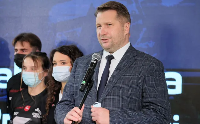 Czarnek bije w Tuska: Oszukanie Polaków. To jest histeria, polexit urojony