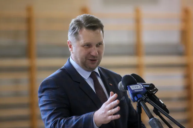 Czarnek: Nie ma zagrożenia dla nauki stacjonarnej. Służba zdrowia radzi sobie z czwartą falą