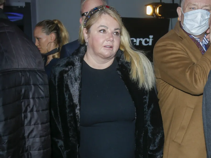 Bo tylko goła stopa jest sexy! Katarzyna Niezgoda zaszalała ze stylizacją nóg na premierze teatralnej. FOTO