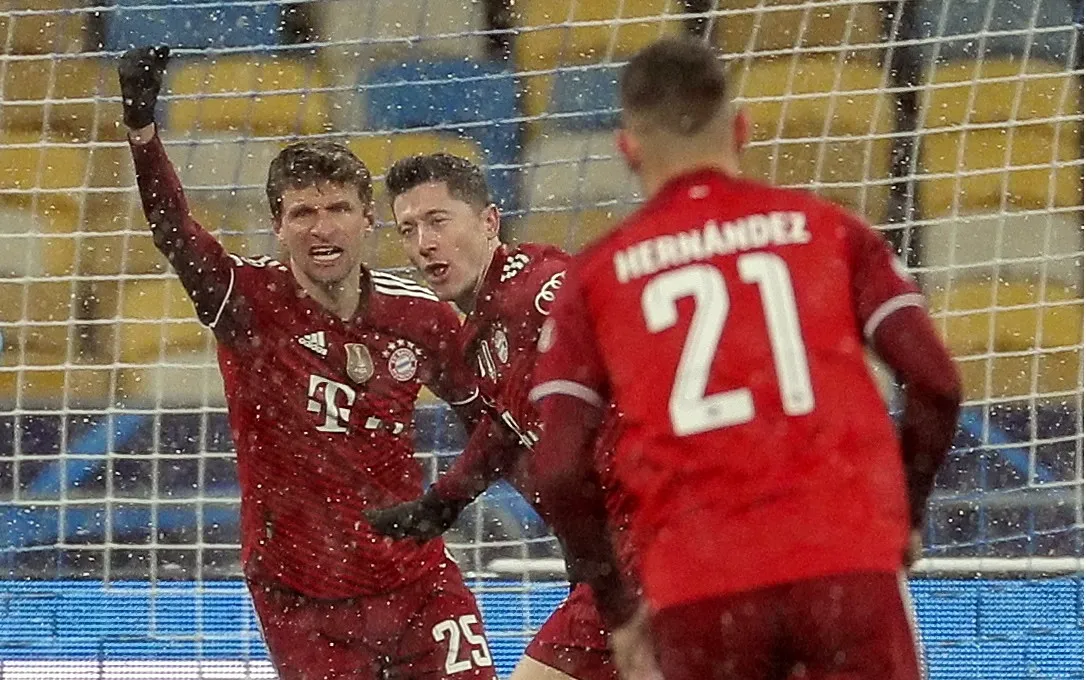 Liga Mistrzów. Niestraszne mu śnieg i mróz. Kapitalny gol Lewandowskiego [WIDEO]